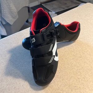 Peloton size 42 cycling shoes.